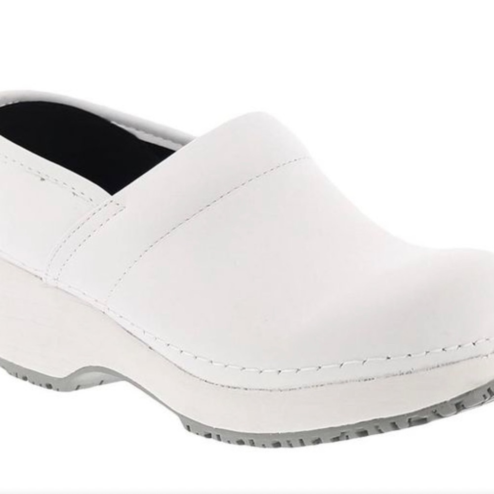 Skechers Womens Candaba White Leather Slip Resistant Slip On Clogs Shoes